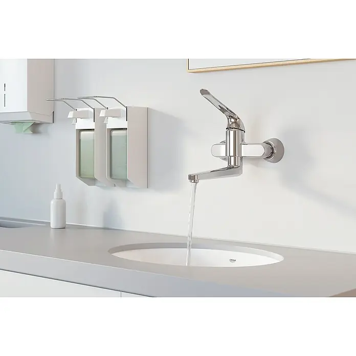 Grohe Euroeco Special Waschtischarmatur - Wandmontage, Chrom, Glänzend, Ausladung Armatur: 341 mm - Das Bild zeigt eine elegante Grohe Armatur an einem Waschbecken mit Seifenspendern. Die Armatur zeichnet sich durch ihr modernes Design aus.