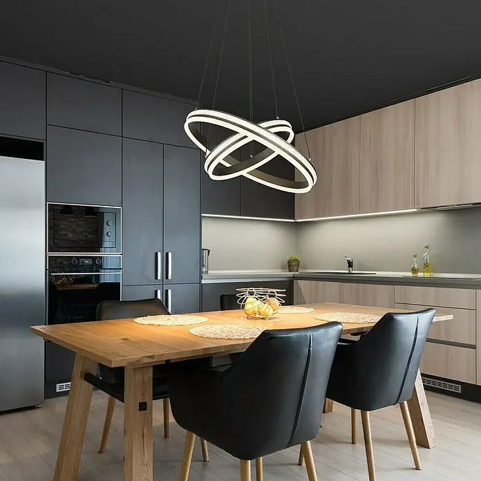 Globo Grouni LED-Pendelleuchte rund - 60 W, Ø x H: 60 x 120 cm, Titanfarben gebürstet - Moderne LED-Hängeleuchte mit ringförmigem Design über einem Esstisch, die eine elegante und helle Beleuchtung bietet.