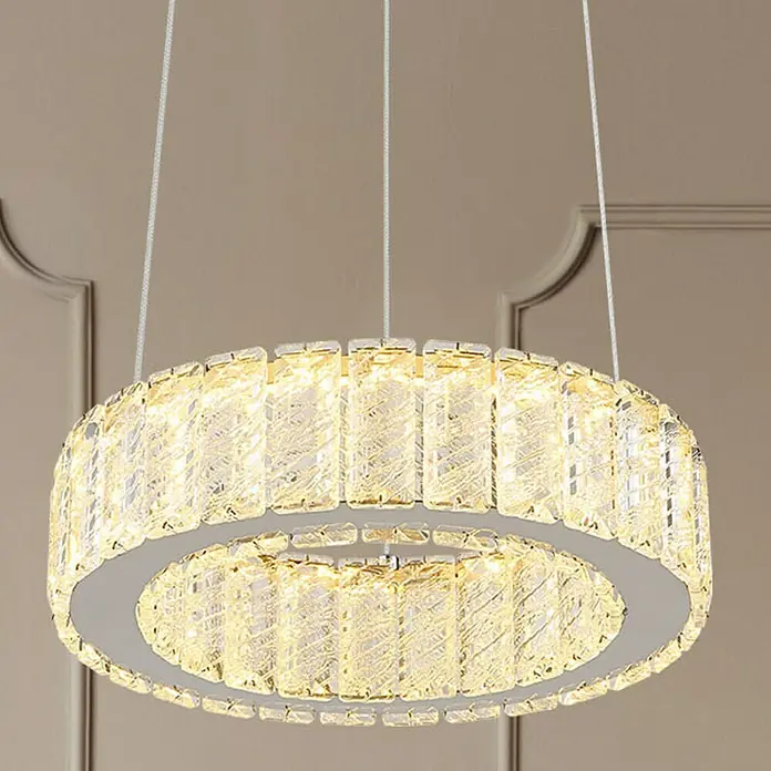 Globo Mucky LED-Pendelleuchte rund - 30 W, Ø x H: 30 x 120 cm, Klar, Silber verchromt - Nahaufnahme einer modernen, runden LED-Kristall-Hängeleuchte mit warmem Licht und silbernen Aufhängungen. Elegantes Design.