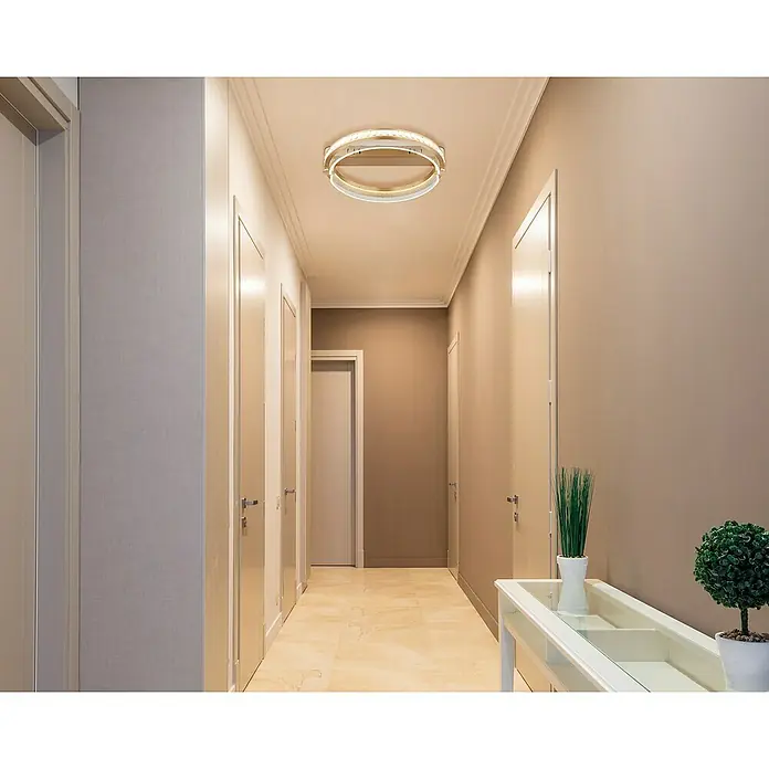 Globo Blondie LED-Deckenleuchte rund - 36 W, Ø x H: 40 x 10 cm, Gold, Mehrfarbig - Elegante Fluransicht mit einer modernen runden Deckenleuchte, die das stilvolle Interieur hervorhebt und für eine warme Atmosphäre sorgt.