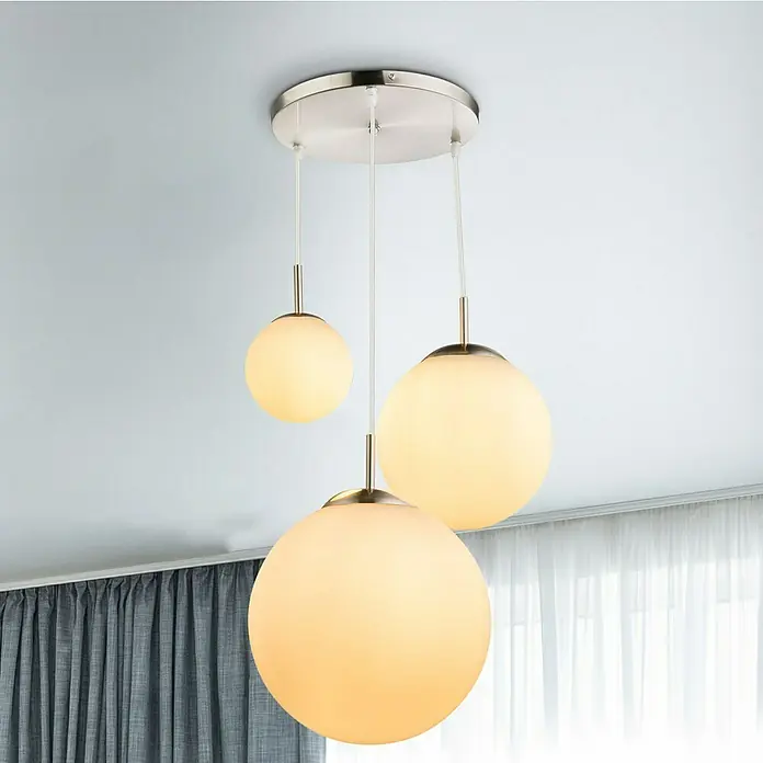 Globo Joel Pendelleuchte - 60 W, Ø x H: 30 x 80 cm, Weiß opal, Nickel matt - Eine moderne Pendelleuchte mit drei Kugeln aus Milchglas und einer runden Deckenhalterung aus gebürstetem Nickel sorgt für eine gemütliche Beleuchtung.