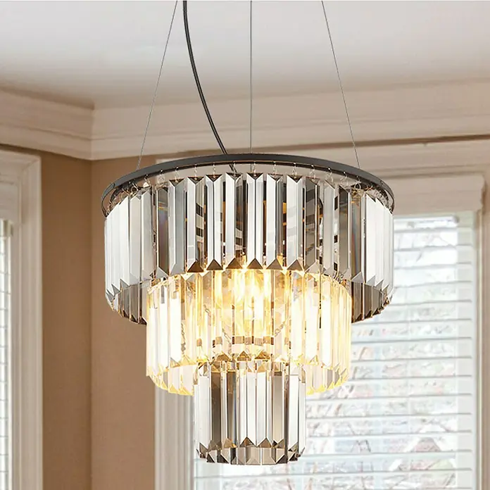 Globo Naxis LED-Pendelleuchte rund - 40 W, Ø x H: 40 x 120 cm, Rauch, Schwarz matt - Nahaufnahme einer dreistufigen, runden Kristallleuchte mit eleganten, rechteckigen Kristallprismen und warmem Licht.