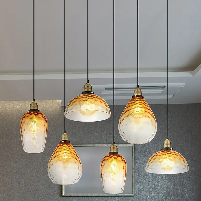Globo Salvy Pendelleuchte - 60 W, L x B x H: 100 x 39 x 130 cm, Amber, Schwarz matt - Sechs stilvolle Hängelampen mit bernsteinfarbenem Glas und schwarzen Kabeln, die eine warme und einladende Atmosphäre schaffen.