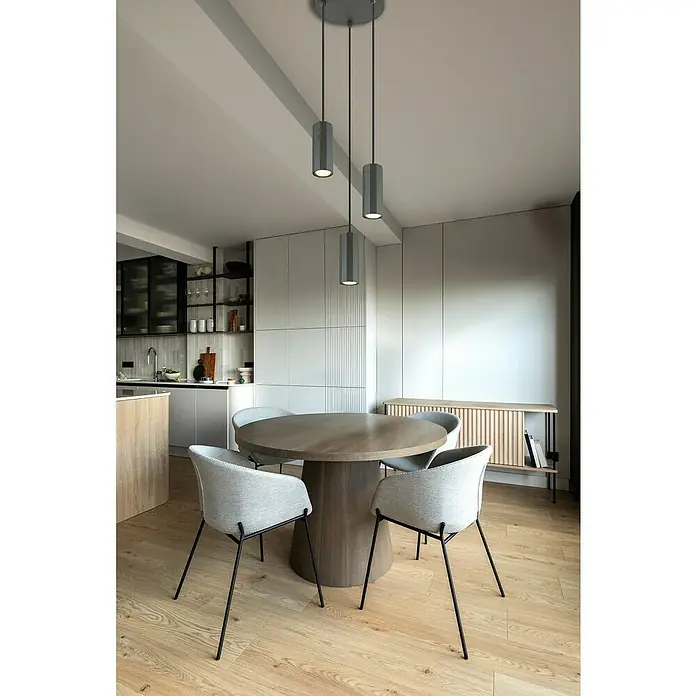 Globo James Pendelleuchte - 25 W, Ø x H: 20 x 120 cm, Grau matt - Esszimmer mit modernem runden Holztisch, grauen Stühlen und einer eleganten Dreier-Pendelleuchte in Grau über dem Tisch.