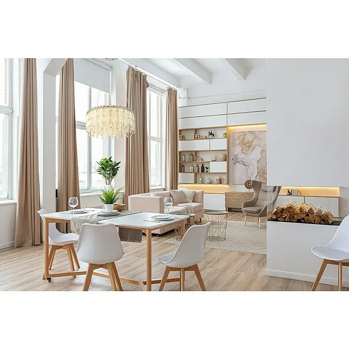 Globo Klunka LED-Pendelleuchte rund - 58 W, Ø x H: 60 x 120 cm, Klar, Silber verchromt - Elegantes Interieur mit einem Esstisch mit Stühlen, einer Couch, Regalen und einem modernen Kamin für ein stilvolles Ambiente.