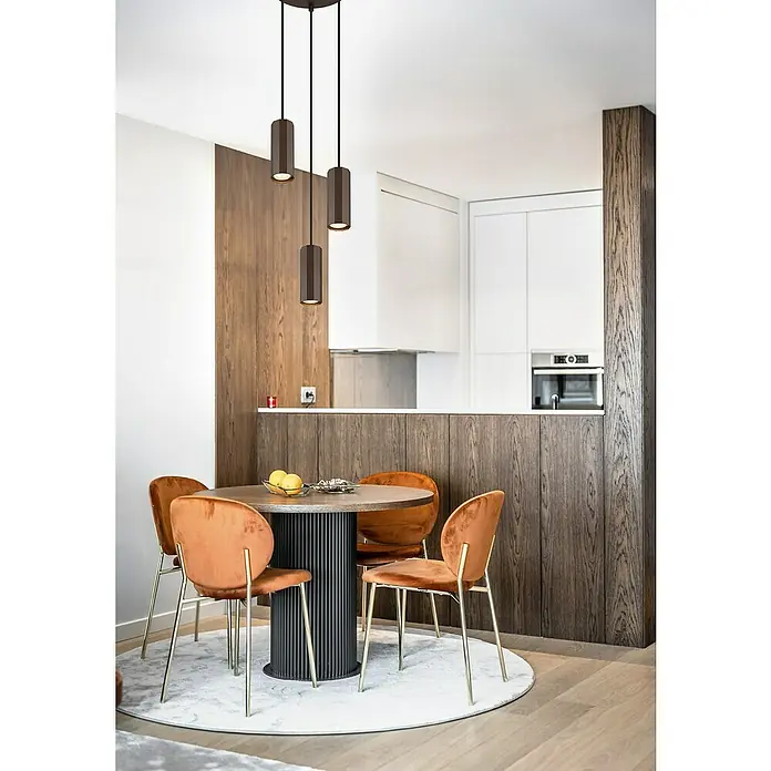 Globo James Pendelleuchte - 25 W, Ø x H: 20 x 120 cm, Bronzefarben matt - Elegante Esszimmerszene mit modernem Design, hervorgehoben durch eine stilvolle Pendelleuchte über dem runden Tisch mit Samtstühlen.