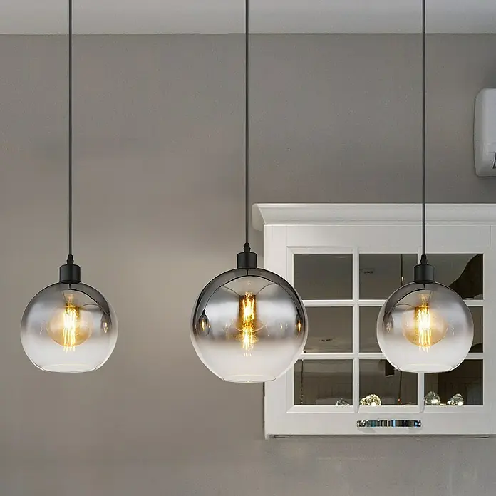 Globo Newcastle LED-Pendelleuchte - 60 W, L x B x H: 95 x 25 x 120 cm, Rauch, Schwarz matt - Drei moderne Hängelampen mit rauchfarbenen Glaskugeln und warmem Licht. Ein stilvolles Beleuchtungselement für jeden Raum.