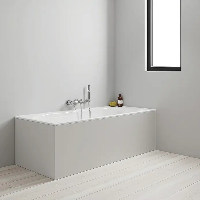 Grohe Concetto Badewannenarmatur - Ausladung Armatur: 156 mm, Chrom, Glänzend, Handbrause - Ein modernes Badezimmer mit einer schlichten, rechteckigen Badewanne, Armaturen und einem Fenster für natürliches Licht.