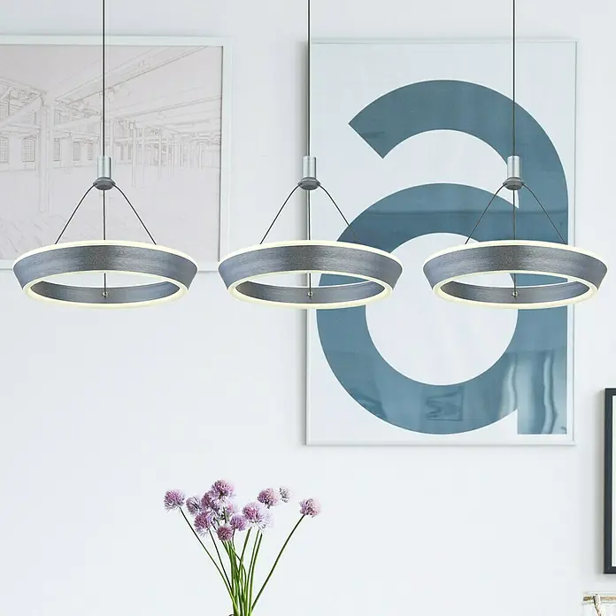 Globo LED-Pendelleuchte Ferra - 36 W, L x B x H: 97,5 x 30,4 x 180 cm, Titanfarben gebürstet, Titanfarben gebürstet, Warmweiß - Drei moderne Hängelampen mit runden, grau-holzfarbenen Schirmen und integrierter LED-Beleuchtung, die ein elegantes Ambiente schaffen.