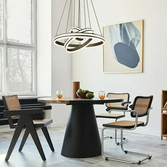 Globo Grouni LED-Pendelleuchte - 70 W, Titanfarben gebürstet - Modernes Esszimmer mit einem markanten runden Esstisch, umgeben von Designerstühlen und einer auffälligen Ring-Pendelleuchte.