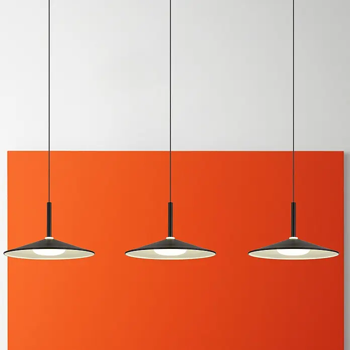 Globo LED-Pendelleuchte Lampone - 24 W, L x B x H: 95 x 25 x 150 cm, Schwarz matt - Drei elegante, schwarze Hängeleuchten mit schlichtem Design vor einem zweifarbigen Hintergrund. Perfekt für moderne Innenräume und stilvolle Akzente.