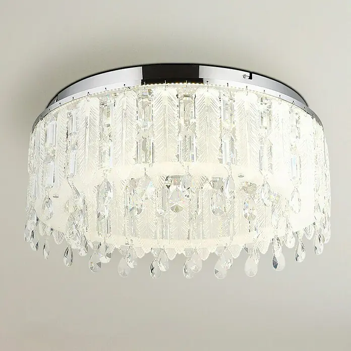 Globo Klunka LED-Deckenleuchte rund - 58 W, Ø x H: 60 x 26,5 cm, Klar, Silber verchromt, Warmweiß - Nahaufnahme einer funkelnden, runden Deckenleuchte mit Kristallanhängern und Chromakzenten, die ein elegantes und modernes Design zeigt.