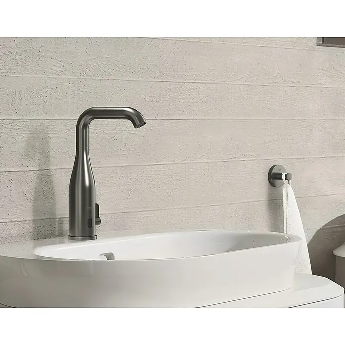 Grohe Essentials Bademantelhaken - Hard Graphite, Matt - Das Bild zeigt eine elegante Grohe Essence E Waschtischarmatur mit Sensor in einer modernen Badezimmerumgebung.