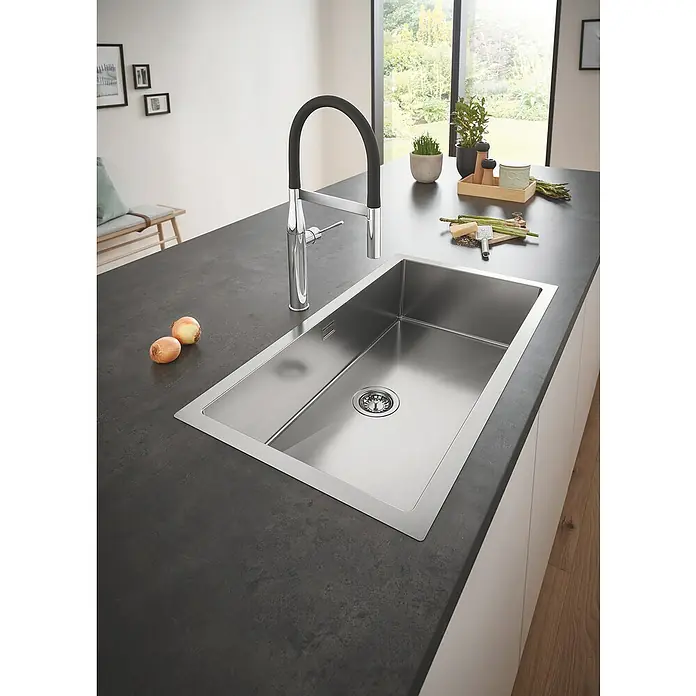 Grohe Essence Spültischarmatur - Chrom, Glänzend - Küchenspüle aus Edelstahl mit modernem Wasserhahn. Die Spüle ist in eine dunkle Arbeitsplatte eingebaut und bietet viel Platz.