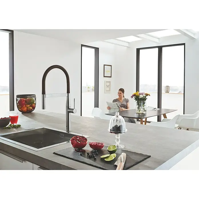 Grohe Essence Schlauchauslauf GrohFlex - Dunkelbraun, Silikon - Elegante Küche mit modernem Wasserhahn. Der hochwertige Wasserhahn ist ein Blickfang und vereint Funktionalität mit Design.