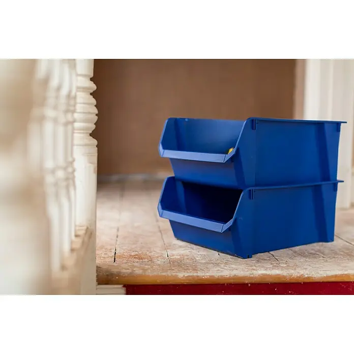 Stanley Sichtlagerkasten - Größe: 5, Blau - Zwei blaue Stapelboxen stehen auf einem unfertigen Holzboden, ideal zur Aufbewahrung von Werkzeugen oder Kleinteilen im Haushalt oder der Werkstatt.