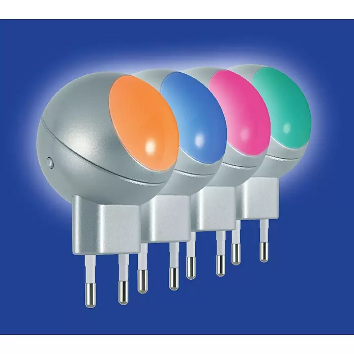 Ledvance Luz de noche LED RGB Lunetta - 0,28 W, Blanco, L x An x Al: 6 x 6 x 9 cm, RGBW - Cuatro luces de noche LED de colores con enchufes europeos, naranja, azul, rosa y verde, sobre fondo azul.
