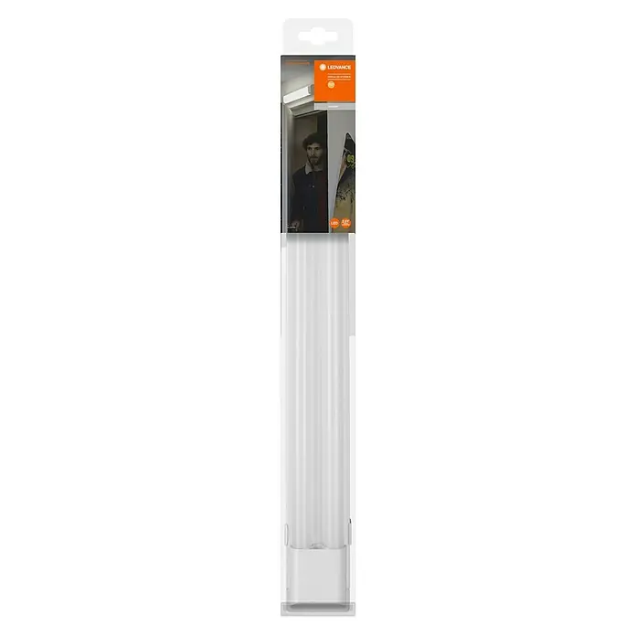 Osram LED-Lichtleiste Power Batten - L x B x H: 60 x 8,2 x 4,8 cm, Lichtfarbe: Warmweiß, 24 W, 220 V - 240 V - Verpackung einer LEDVANCE-Leuchte, die eine Person in einem Raum mit der Lampe über der Tür zeigt.