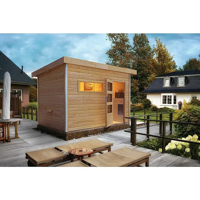Karibu Saunahaus Danga - 9 kW Bio-Saunaofen mit externer Steuerung, Natur, L x B x H: 231 x 336 x 227 cm - Ein modernes Holzhaus mit Flachdach und Fenster, das auf einer Terrasse steht, bietet eine einladende Atmosphäre im Freien.