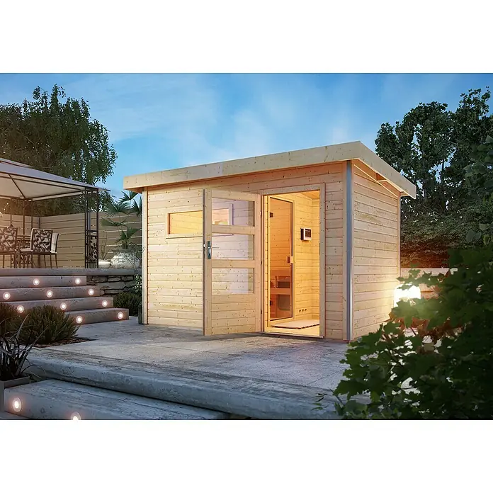 Karibu Saunahaus Danga - 9 kW Saunaofen mit externer Steuerung, Natur, L x B x H: 231 x 396 x 227 cm - Bild einer Außensauna aus hellem Holz mit geöffneter Tür und Außenbeleuchtung in einem Garten.
