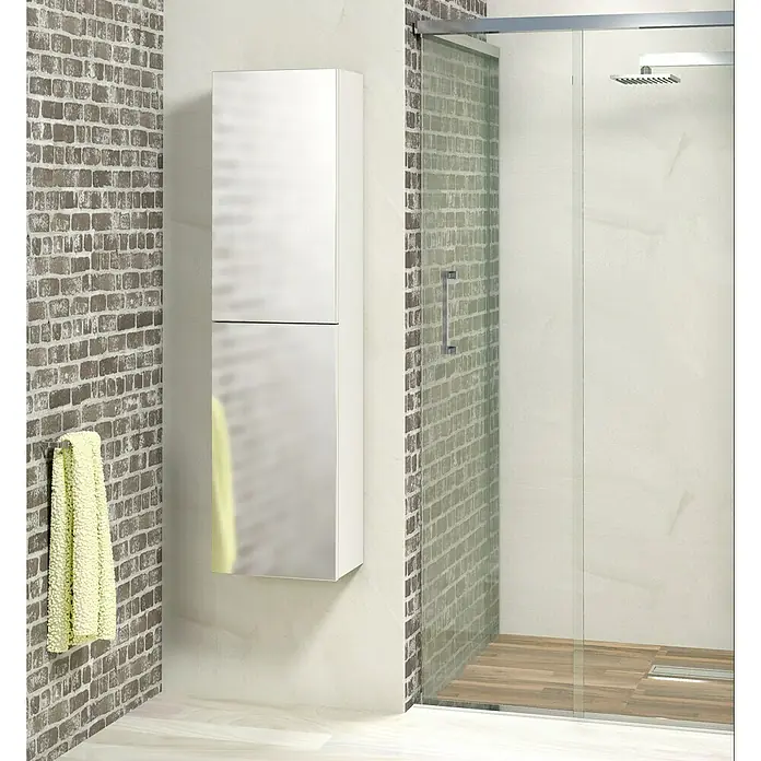 Artysan Armario con espejo Eva - Blanco - Un baño moderno con un alto armario de baño blanco, una ducha con pared de vidrio y una toalla colgada en una pared con diseño de ladrillo.
