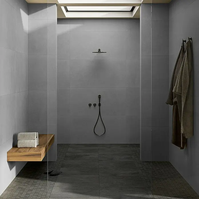 Art-Tec by Palazzo Feinsteinzeugfliese - 60 x 120 cm, Steel, Matt - Bild einer modernen Duschkabine mit dunklen Armaturen, einer Holzbank und Handtüchern, die ein luxuriöses Badeerlebnis verspricht.