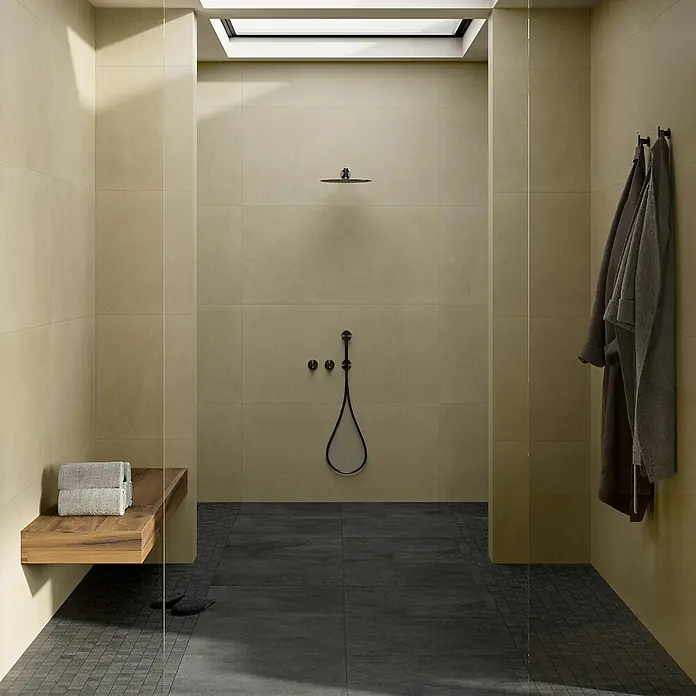 Art-Tec by Palazzo Feinsteinzeugfliese - 80 x 80 cm, Creme, Glänzend - Das Bild zeigt eine moderne Dusche mit Holzbank, grauen Fliesen und Duschtüchern, die eine stilvolle und minimalistische Badezimmeratmosphäre schafft.