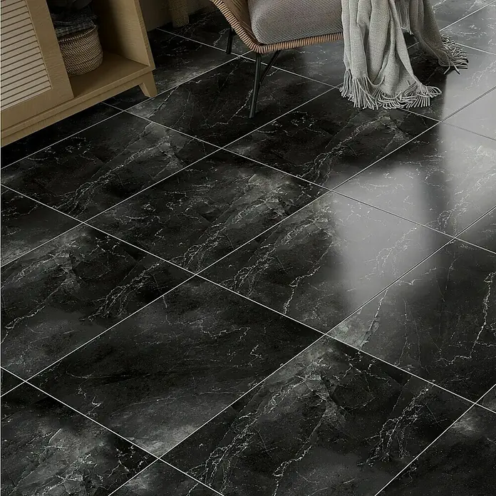 Feinsteinzeugfliese Pulpis - 60 x 60 cm, Schwarz, Glänzend - Schwarze Marmorfliesen zieren den Boden und sorgen für ein elegantes und stilvolles Ambiente im Raum. Ihre glatte Oberfläche reflektiert das Licht auf subtile Weise.
