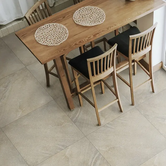Feinsteinzeugfliese Geostone - 80 x 80 cm, Braun, Glänzend - Ein Esstisch mit zwei Stühlen, der eine warme und einladende Atmosphäre schafft, hervorgehoben durch einen modernen Bodenbelag.