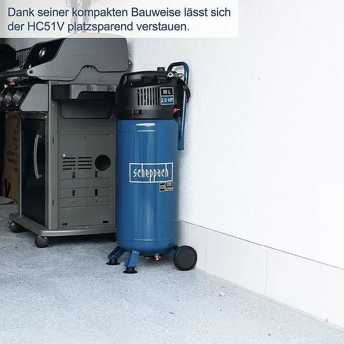 Scheppach Kompressor HC51V - 1.500 W, Max. Druck: 10 bar, 50 l, 230 V, Ansaugleistung: 220 l/min - Blauer Scheppach HC51V Kompressor (50L, 2.0 HP) mit kompaktem Design, platzsparend in einer Garage verstaut.