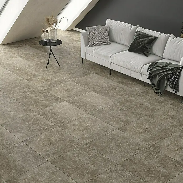 Feinsteinzeugfliese Geo Brown - 60 x 60 cm, Braun, Schimmernd - Elegante Innenaufnahme mit beigefarbenen Bodenfliesen, die eine warme Atmosphäre schaffen und sich gut in das moderne Raumdesign einfügen.