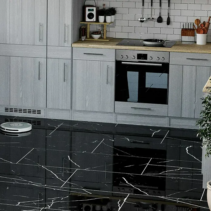 Feinsteinzeugfliese Black Marble - 60 x 120 cm, Schwarz, Glänzend - Ein moderner Küchenbereich mit grauen Schränken, schwarzem Marmorboden und einem runden, weißen Staubsaugerroboter im Vordergrund.