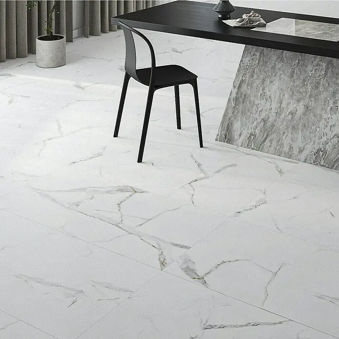 Feinsteinzeugfliese Rock Ford - L x B x S: 60 x 120 x 0,8 cm, Weiß/Grau, Glänzend - Elegante Marmorfliesen in einem minimalistischen Raum mit einem schwarzen Stuhl und Tisch. Die Fliesen verleihen dem Raum eine luxuriöse Note.