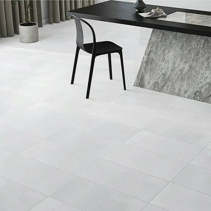 Oxyd Bodenfliese - 30 cm x 60 cm x 9 mm, Grau/Weiß, Schimmernd, Rektifiziert - Ein minimalistischer Raum mit einem stilvollen schwarzen Stuhl, einem eleganten Tisch und hellen Bodenfliesen, die ein modernes Ambiente schaffen.