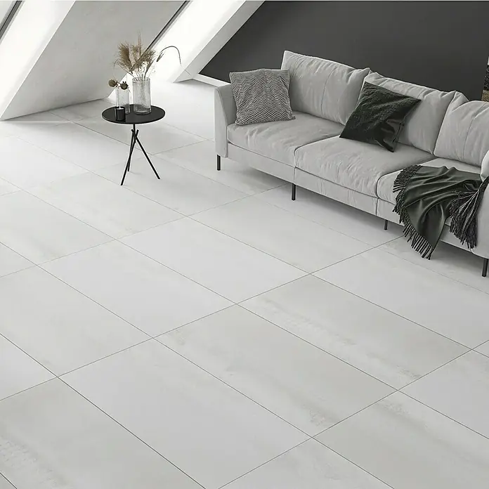 Oxyd Bodenfliese - 60 cm x 120 cm x 9 mm, Weiß, Schimmernd, Rektifiziert - Helles Interieur mit großen, quadratischen Bodenfliesen, die eine moderne und minimalistische Ästhetik schaffen.