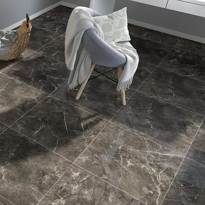 Feinsteinzeugfliese Premium Marble - 60 x 60 cm, Anthrazit, Glänzend - Elegante Marmorfliesen in dunklem Farbton. Die Fliesen verleihen dem Raum einen edlen und modernen Look mit ihrer einzigartigen Maserung.