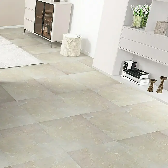 Feinsteinzeugfliese Premium Marble - 60 x 60 cm, Ivory, Glänzend - Ein hell gefliester Raum mit modernen Möbeln und dekorativen Elementen. Die Fliesen sind das zentrale Element des Bildes.