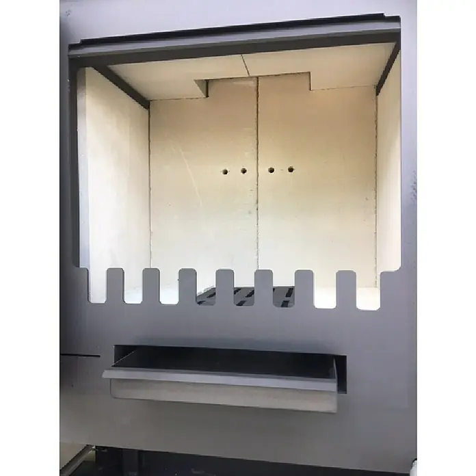 Domofire Kaminofen Cortina - 8 kW, Raumheizvermögen: 160 m³, Material Verkleidung: Keramik, Cremebeige-Tabakbraun - Nahaufnahme eines Kamins mit einer grauen Außenseite, weißen Steinplatten im Inneren und einem herausziehbaren Aschenbecher.