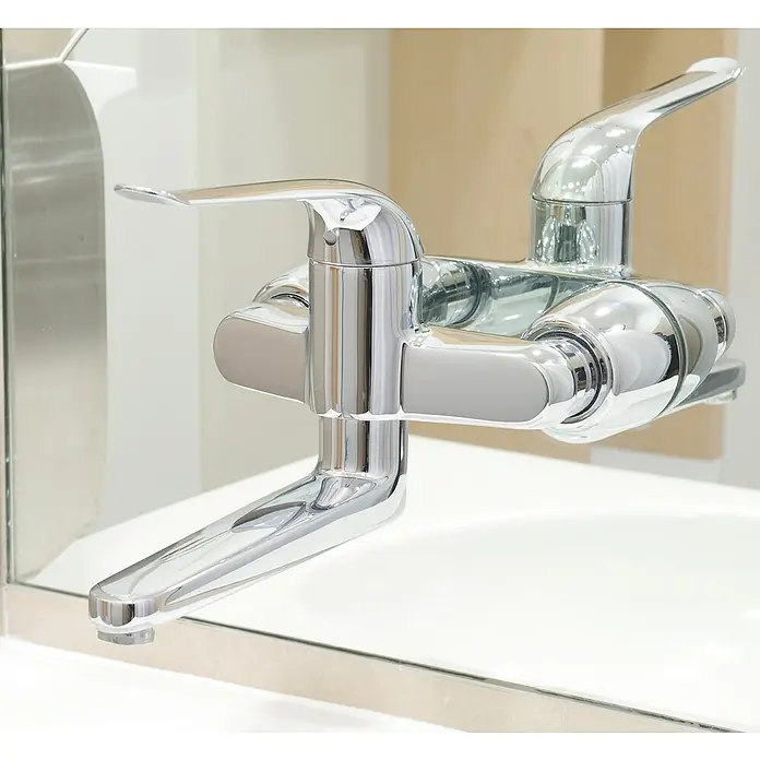 Grohe Euroeco Special Waschtischarmatur - Wandmontage, Chrom, Glänzend, Ausladung Armatur: 257 mm - Glänzender Chrom-Wasserhahn mit schlankem Design auf einem weißen Waschbecken, ideal für moderne Badezimmer.