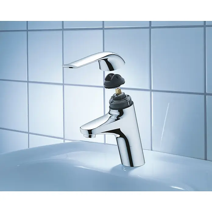 Grohe Euroeco Special Waschtischarmatur groß - Chrom, Glänzend, Ohne Zugstange - Explosionsansicht eines modernen Chrom-Wasserhahns, der die inneren Komponenten für Reparatur oder Austausch zeigt.