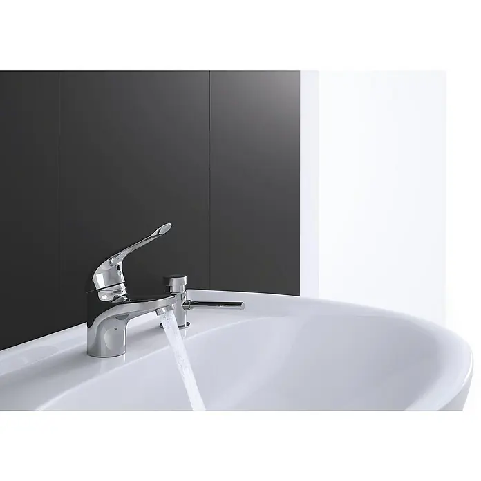 Grohe Euroeco Special Waschtischarmatur - Chrom, Glänzend - Moderner Chrom-Wasserhahn auf einem weißen Waschbecken mit fließendem Wasser vor einer dunklen Wand.