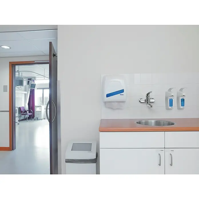 Grohe Euroeco Special Waschtischarmatur - Wandmontage, Chrom, Glänzend, Ausladung Armatur: 257 mm - Waschraum in einem Krankenhaus mit einem Spender für Papierhandtücher und Seife.