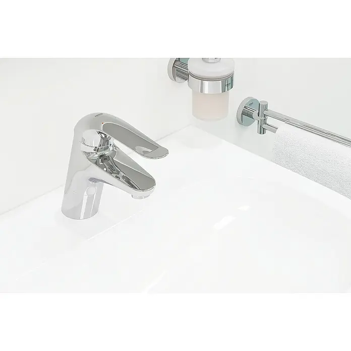 Grohe Euroeco Special Waschtischarmatur groß - Chrom, Glänzend, Ohne Zugstange - Nahaufnahme einer modernen Badezimmerarmatur mit Seifenspender und Handtuchhalter, die ein elegantes und hygienisches Ambiente vermittelt.