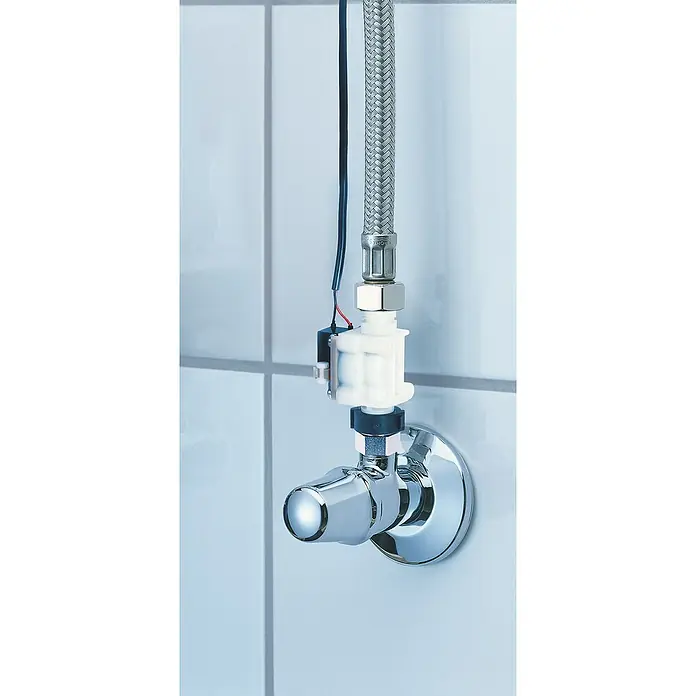 Grohe Euroeco CT Waschtischarmatur netzbetrieben - Infrarot-Elektronik, Chrom - Nahaufnahme eines Eckventils mit elektronischer Steuerung und flexibler Zuleitung vor einem gefliesten Hintergrund.
