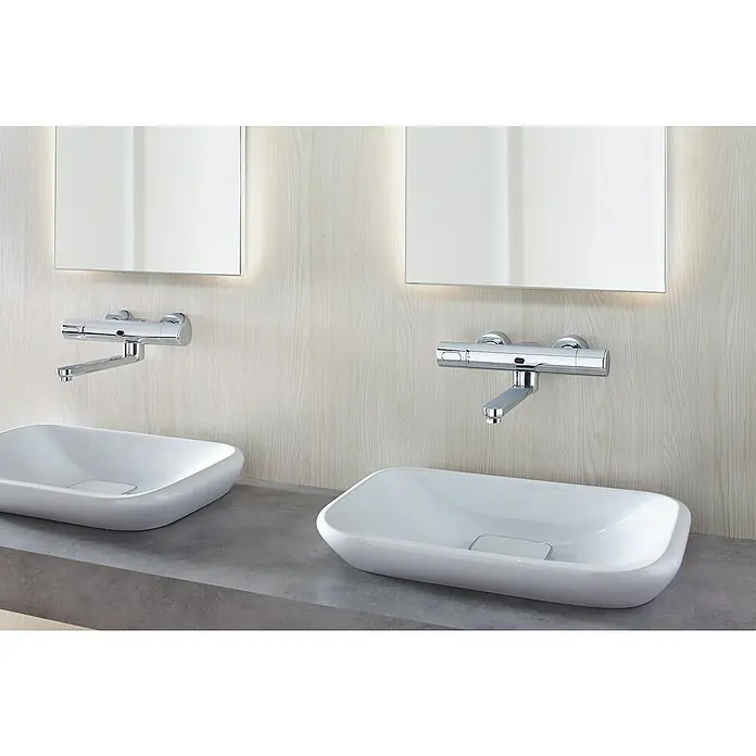 Grohe Eurosmart Cosmopolitan WaschtischarmaturInfrarot-Elektronik, Chrom, Glänzend, Ausladung: 287 mm - Zwei moderne, rechteckige Waschbecken mit Chromarmaturen und beleuchteten Spiegeln an einer hellen Holzwand.