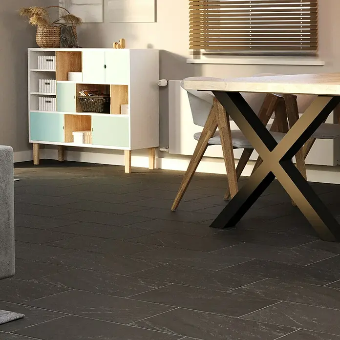 Atlas Concorde Solution Valmalenco Feinsteinzeugfliese Anthrazit - 30 x 60 cm, Anthrazit, Matt - Bild eines stilvollen Raumes mit einem modernen Sideboard in Weiß und Mint, das Stauraum und Design vereint.