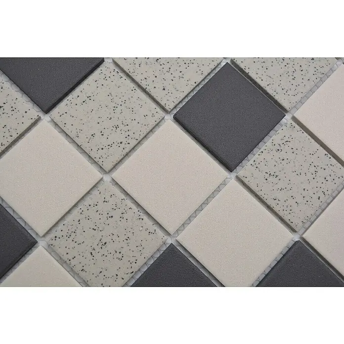 Mosaikfliese Quadrat Mix CD 210 - 30,6 x 30,6 cm, Hellbeige/ Grau, Unglasiert, Matt - Nahaufnahme eines Mosaiks aus quadratischen Fliesen in Grau, Weiß und gesprenkeltem Muster, ideal für Badezimmer- oder Küchengestaltung.