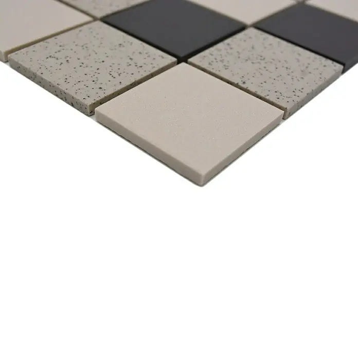 Mosaikfliese Quadrat Mix CD 210 - 30,6 x 30,6 cm, Hellbeige/ Grau, Unglasiert, Matt - Nahaufnahme von quadratischen Mosaikfliesen in Beige, Grau und Schwarz, die ein modernes und stilvolles Muster ergeben.