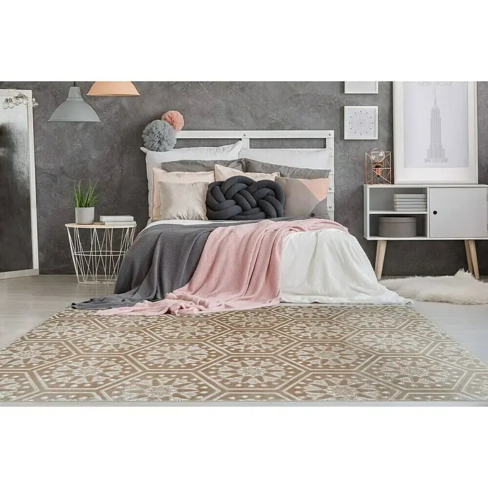 Kayoom Kurzflorteppich Monroe II - Braun, 170 x 120 cm, 100 % Polyester - Ein Innenraumfoto zeigt einen gemusterten Teppich in einem stilvollen Schlafzimmer mit Bett und Nachttisch.
