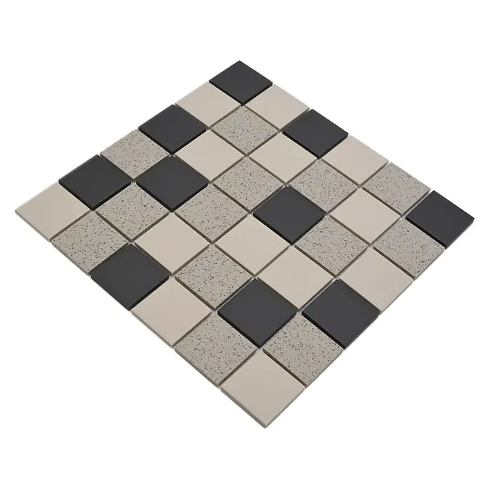 Mosaikfliese Quadrat Mix CD 210 - 30,6 x 30,6 cm, Hellbeige/ Grau, Unglasiert, Matt - Nahaufnahme eines quadratischen Mosaiks mit schwarzen, grauen und beigen Fliesen, das ein Schachbrettmuster bildet.